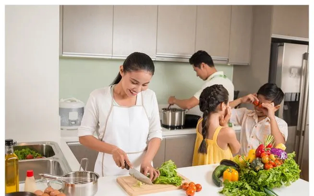 Bữa cơm gia đình tự nấu giúp tiết kiệm chi phí và đảm bảo dinh dưỡng