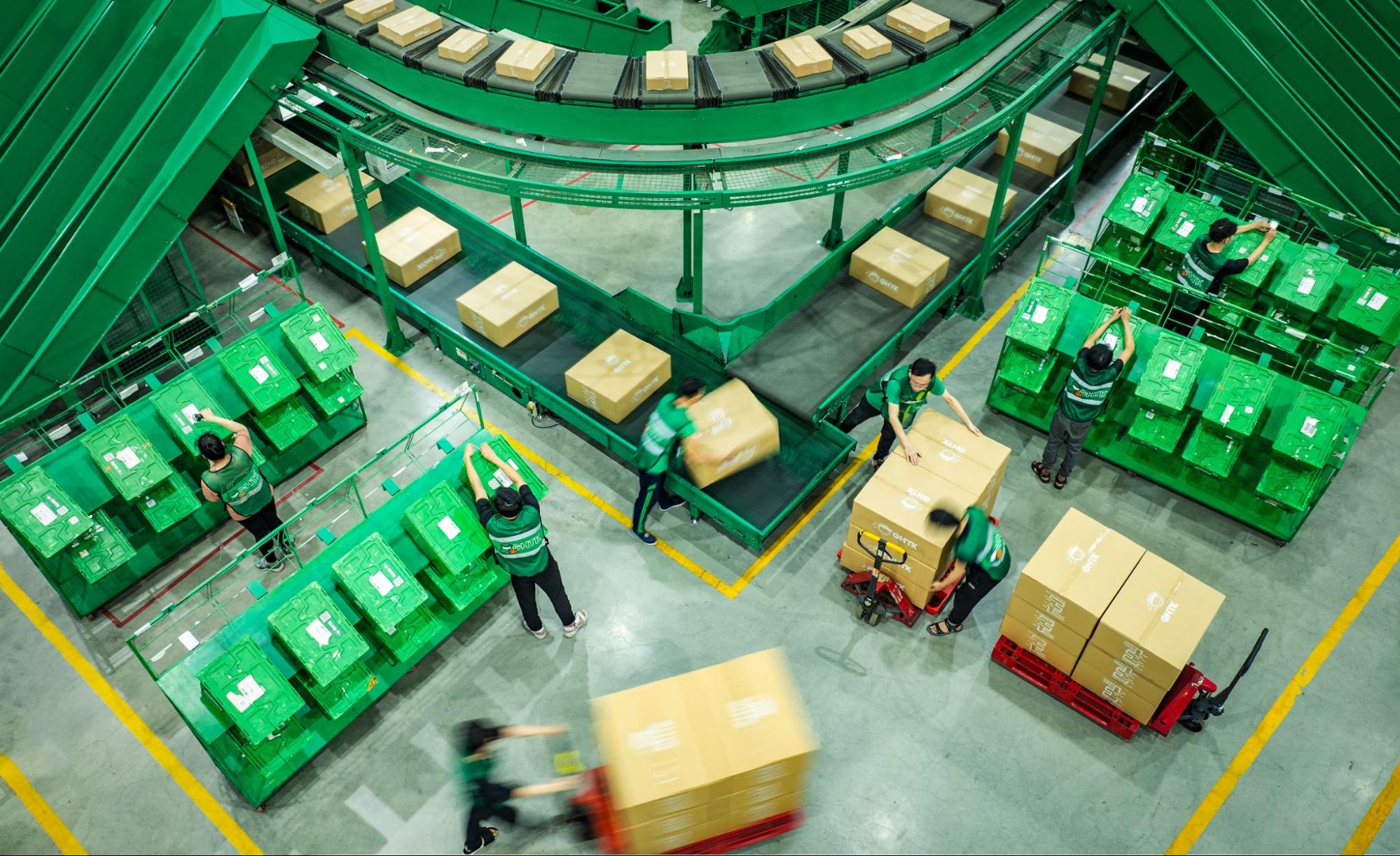 Các chủ shop còn nhiều băn khoăn giữa việc tự vận hành và thuê đơn vị vận chuyển 