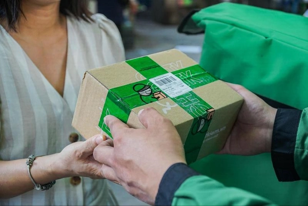 Chính sách giao nhận rõ ràng tạo sự yên tâm cho khách hàng khi mua phụ kiện online 