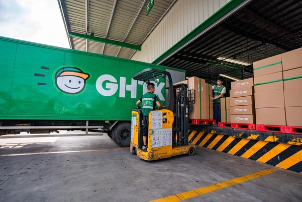 Dữ liệu tồn kho chính xác kết hợp với phương án vận chuyển phù hợp giúp shop xử lý đơn hàng linh hoạt hơn.